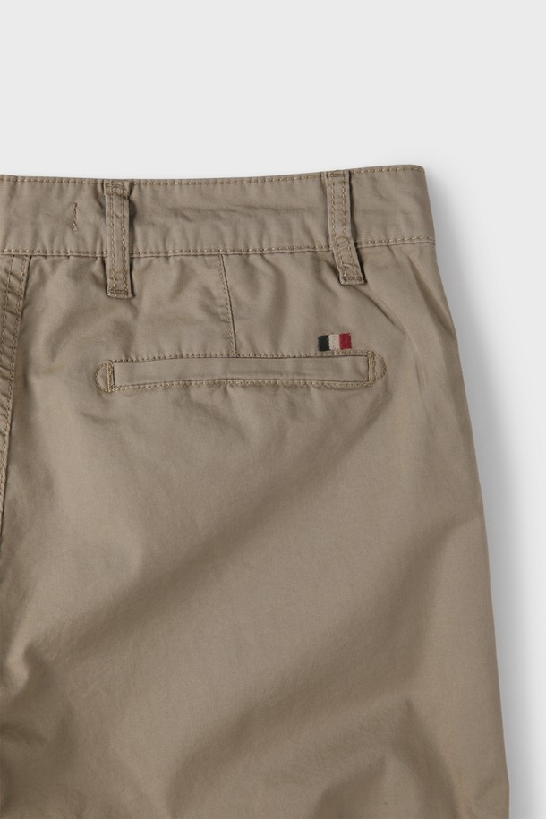 남성용 레귤러슬림핏 코튼 팬츠 M-QCPT08입니다. 베이직하고 캐주얼한 스타일로, 데이트룩, 출근룩 등 다양한 TPO에 활용하기 좋습니다. 면, 폴리아미드, 스판 혼방의 가볍고 단단한 촉감으로, 여름, 간절기, 겨울까지 폭넓게 착용 가능합니다. 레귤러핏과 슬림핏의 장점을 살린 레귤러슬림핏으로, 이태리 자수 디테일과 앞뒤 포켓 구성, 뒷주머니 봉제 제거 가능, 신축성 좋은 소재로 편안함까지 더했습니다. 화이트, 그레이, 베이지 세 가지 컬러로 출시되어, 미니멀, 클래식한 스타일을 연출할 수 있습니다.
