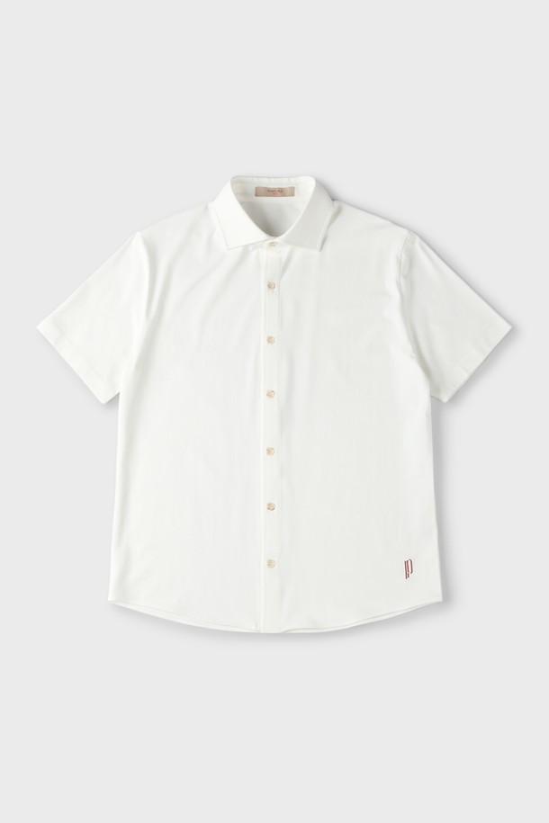 아이보리 컬러의 남성용 반소매 저지 셔츠 D-QCSH04입니다. 면, 레이온, 스판 혼방 소재로 제작되어 부드러운 촉감을 선사하며, 레귤러핏과 슬림핏으로 다양한 스타일 연출이 가능합니다. 칼라 네크라인과 밑단 로고 자수 디테일, 단추 여밈이 특징이며, 단독 착용은 물론 아우터와 레이어드하여 캐주얼, 미니멀, 클래식 스타일을 소화하기 좋습니다. 데이트룩, 카페룩과 같은 TPO에 적합하며, 여름, 간절기, 겨울까지 활용 가능한 활용도 높은 아이템입니다.
