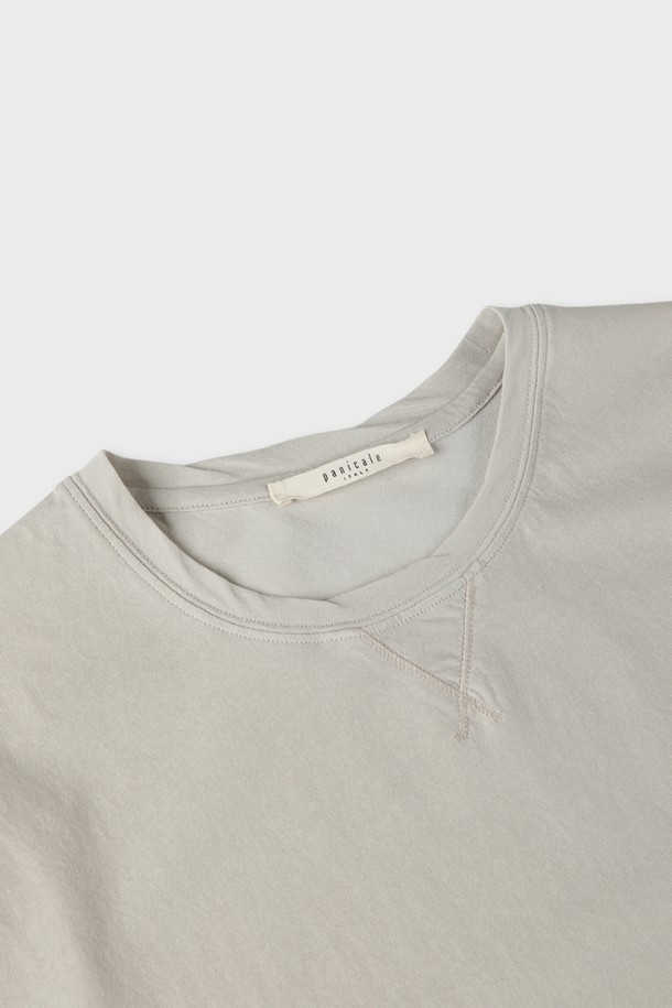 빈티지 워싱 로고 티셔츠 D-QTEE11는 공용으로 제작되어 봄, 여름, 가을 계절에 활용하기 좋은 티셔츠입니다. 샌드 바이오 워싱 처리로 부드러운 촉감을 선사하며, 라운드넥에 슬림핏으로 디자인되어 클래식하고 캐주얼한 스타일을 연출합니다. 다양한 색상(스카이블루, 그린, 아이보리, 네이비, 다크베이지, 블루, 핑크, 차콜, 베이지)으로 출시되어 데이트룩, 쇼핑룩 등 TPO에 맞춰 폭넓게 활용 가능합니다. V 스티치 디테일과 노출된 봉제선이 빈티지한 무드를 더하며, 견고한 이중 박음질로 내구성을 높였습니다. 면 소재의 레귤러 기장 반소매 티셔츠로, 로고 패턴이 특징입니다.
