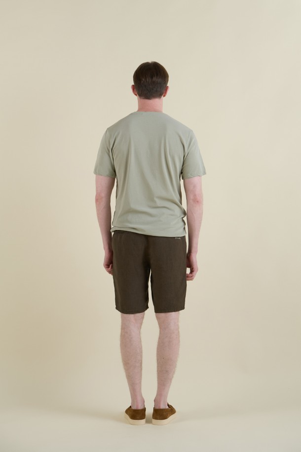 빈티지 워싱 로고 티셔츠 D-QTEE11는 부드러운 면 소재로 제작되어 편안한 착용감을 선사합니다. 스카이블루, 그린, 아이보리, 네이비, 다크베이지, 블루, 핑크, 차콜, 베이지 등 다채로운 9가지 컬러로 출시되어 데일리웨어로 활용하기 좋습니다. 샌드 바이오 워싱 처리와 자연스러운 주름 효과로 빈티지하고 클래식한 무드를 연출하며, 라운드넥에 반소매, 레귤러핏 디자인으로 제작되었습니다. V 스티치 디테일과 견고한 이중 박음질, 로고 패턴이 특징이며, 산책룩이나 카페룩과 같은 캐주얼 스타일에 잘 어울립니다.
