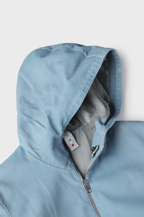 세련된 남성 스타일을 완성하는 양가죽 후드 라이더 재킷 F-QLJP02입니다. 부드러운 촉감의 양가죽 소재와 오일 워싱 처리로 은은한 광택과 고급스러움을 더했습니다. 슬림핏 디자인에 투웨이 지퍼, 후드 및 조임끈, 측면 포켓, 메쉬 안감, 통기성 기능을 더하여 여름부터 겨울까지 폭넓게 활용할 수 있는 실용적인 아이템입니다.
