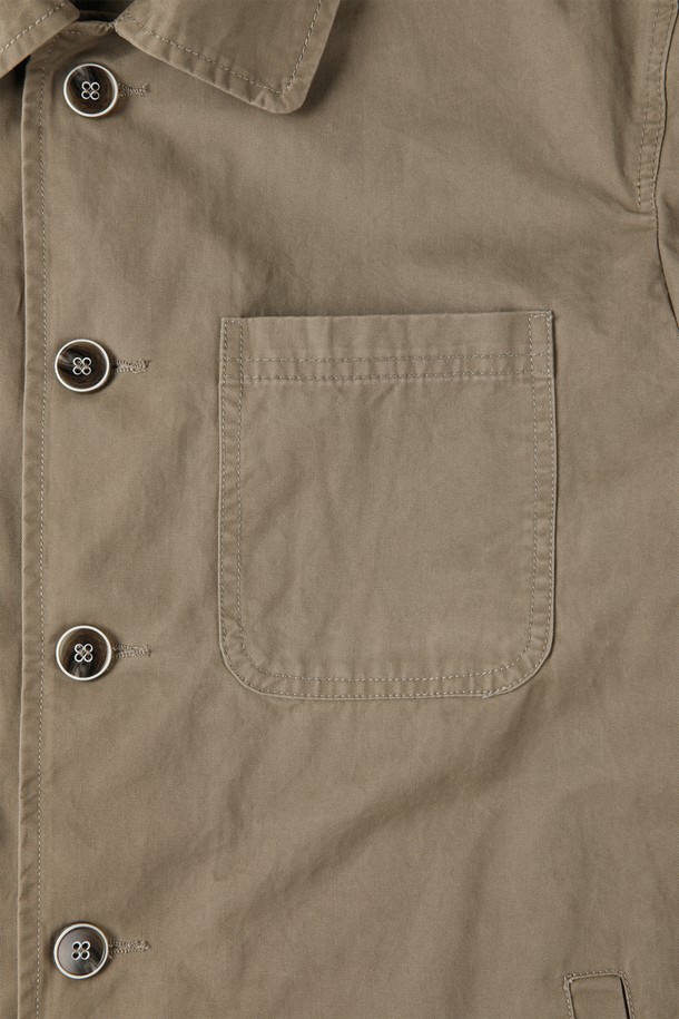 **코튼 워크 재킷 M-QCJP03**

베이지와 카키 컬러로 출시된 코튼 워크 재킷은 봄, 가을 시즌에 활용하기 좋은 남성용 아우터입니다. 레귤러 핏으로 제작되었으며, 부드러운 면 소재로 제작되어 편안한 착용감을 선사합니다. 클래식한 카라 디자인과 가슴, 측면 포켓 디테일이 돋보이며, 가벼운 무게감으로 일상에서 부담 없이 착용하기 좋습니다. 버튼 여밈 방식과 레귤러 기장으로, 데이트룩, 카페룩, 캐주얼 및 미니멀 스타일 모두 소화 가능한 활용도 높은 워크 재킷입니다.
