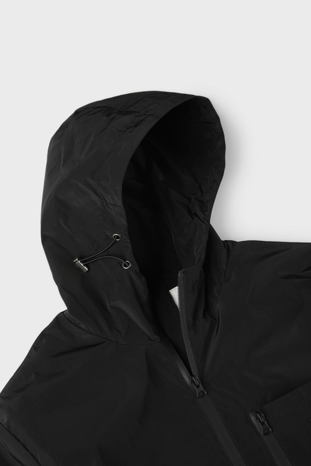 라이트 테크 후드 윈드브레이커 M-QCJP02는 부드러운 폴리에스터 소재로 제작되어 가볍고 편안한 착용감을 제공합니다. 후드와 밑단 조임끈으로 실용성을 더했으며, 앞면과 소매에 로고 디테일로 세련된 포인트를 더했습니다. 일상과 간절기는 물론 여름에도 활용 가능한 레귤러핏의 남성용 윈드브레이커입니다.
