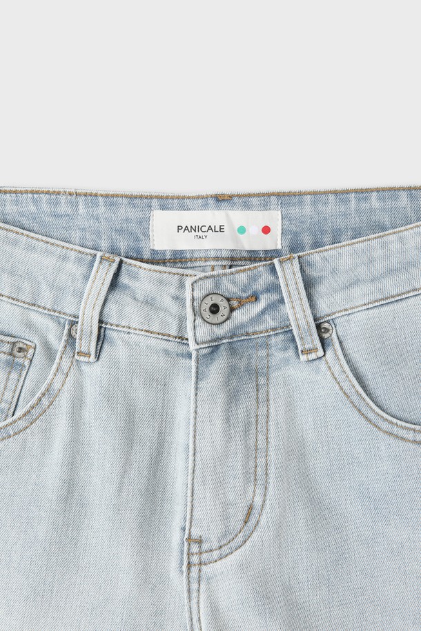 블루 라이트워시 데님 진 M-QJEAN05는 면, 폴리에스테르, 스판덱스 혼방 소재로 제작되어 부드러운 촉감과 편안한 착용감을 선사합니다. 슬림핏 또는 스트레이트 핏의 레귤러핏으로 출시되어 캐주얼하고 베이직한 스타일을 연출하며, 5포켓 디자인과 디스트레스드 디테일이 특징입니다. 데님 특유의 라이트워시 가공으로 시원한 느낌을 주어 여름, 간절기, 겨울까지 폭넓게 활용할 수 있습니다.
