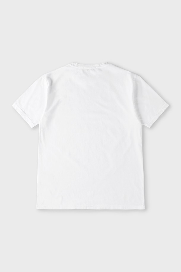 남성용 스티치 로고 반팔 티셔츠 F-QTEE01입니다. 부드러운 면 소재에 슬림핏으로 제작되어 편안한 착용감을 선사하며, 봄, 여름, 가을 간절기 시즌 데일리룩으로 활용하기 좋습니다. 가슴 부분 스티치 로고와 라운드넥 디자인으로 베이직하면서도 세련된 스타일을 연출하며, 레이어드하여 다양한 스타일링을 시도할 수 있습니다.
