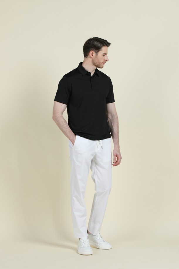 에어로쿨 스트레치 폴로 셔츠 D-QTEE16은 남성용 상의로, 일상 및 스포츠 활동에 적합한 에어로쿨 기능성 폴로 셔츠입니다. 얇고 부드러운 폴리에스터, 스판덱스 혼방 소재로 제작되어 흡습, 냉감, 통기 기능이 뛰어나 쾌적한 착용감을 제공합니다. 클로버 모양 단면 구조와 잠재수축사 가공으로 기능성을 높였으며, 슬림핏, 레귤러핏, 오버핏으로 다양한 스타일을 연출할 수 있습니다. 스포티, 미니멀, 캐주얼 스타일을 선호하는 분들께 추천하는 그레이 컬러의 반소매 무지 폴로 셔츠입니다. 로고 프린팅으로 포인트를 더했습니다.
