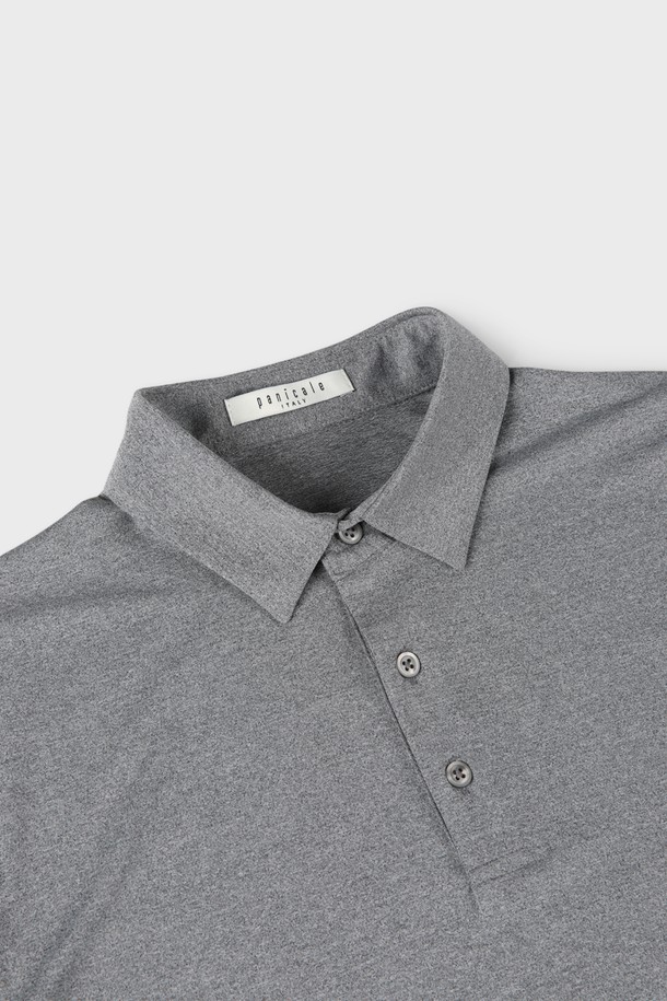 에어로쿨 스트레치 폴로 셔츠 D-QTEE16은 남성용 상의로, 일상과 스포츠 활동 모두에 적합한 폴로 셔츠입니다. 슬림핏과 레귤러핏 두 가지로 출시되어, 신체에 맞는 편안한 착용감을 제공합니다. 부드러운 촉감의 폴리에스터와 스판덱스 혼방 소재로 제작되어 흡습, 속건, 통기성, 체온 조절 기능을 갖췄습니다. 무지 디자인에 절제된 카라, 버튼 디테일, 뒷목 로고 프린팅으로 포인트를 주어 미니멀, 스포티, 클래식 스타일을 연출합니다. 출근룩과 피트니스룩에 모두 활용 가능하며, 사계절 내내 착용할 수 있는 실용적인 아이템입니다.
