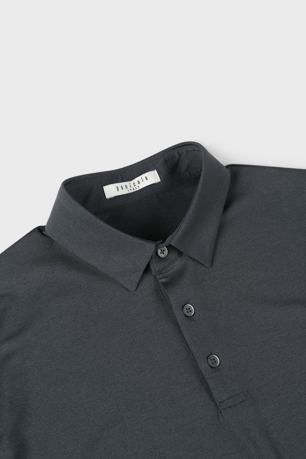 에어로쿨 스트레치 폴로 셔츠 D-QTEE16은 남성용 폴로 셔츠입니다. HYOSUNG(효성) aerocool 기능성 원단을 사용하여 흡습, 냉감, 통기, 속건 기능이 뛰어나 여름철 스포츠 활동이나 일상에서 쾌적하게 착용할 수 있습니다. 클로버 형태의 이형 단면 구조와 잠재권축사 가공으로 부드러운 촉감을 선사하며, 베이직하고 클래식한 스타일을 연출합니다. 슬림핏, 레귤러핏, 오버핏으로 다양한 핏을 선택할 수 있으며, 반소매, 레귤러 기장의 그레이 색상 무지 폴로 셔츠입니다.
