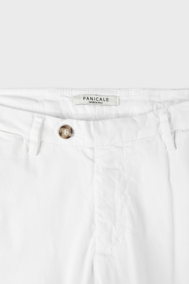 부드러운 촉감의 마이크로 텍스처가 돋보이는 남성용 슬림핏 치노 팬츠 F-QCPT10입니다. 면과 엘라스테인의 혼방으로 제작되어 봄, 여름 시즌 데일리 및 일상용으로 적합하며, 화이트와 베이지 두 가지 컬러로 제공됩니다. 슬림핏 디자인과 앞뒤 포켓 구성, 은은한 마이크로 텍스처 디테일이 모던하고 베이직한 스타일을 완성합니다.
