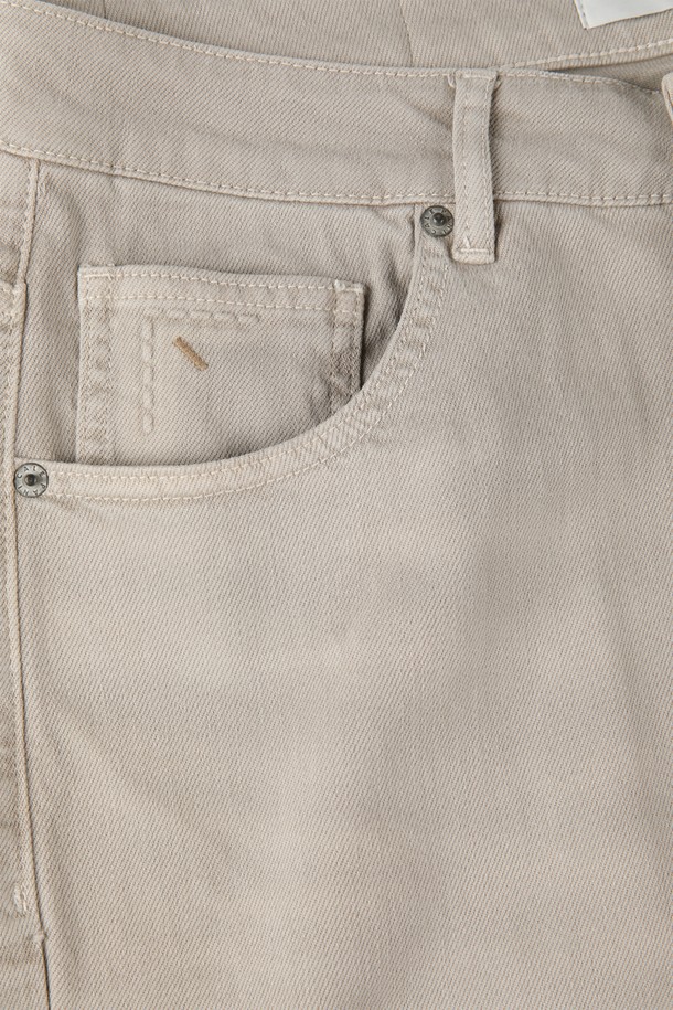 베이지 라이트워시 데님 진 M-QJEAN08은 남성용 데님 진으로, 부드러운 촉감과 유연성을 자랑합니다. 캐주얼하고 베이직한 스타일을 연출하며, 봄, 여름, 가을, 겨울 사계절 모두 착용 가능합니다. 은은한 라이트 워싱과 5포켓 디자인으로 포인트를 더했고, 레귤러 슬림핏으로 편안하면서도 세련된 핏을 선사합니다. 면, 리오셀, 폴리에스테르, 스판 혼방 소재로 제작되어 신축성이 뛰어나 활동성이 좋습니다. 데이트룩, 카페룩, 캐주얼, 미니멀, 클래식 등 다양한 스타일에 활용할 수 있습니다.
