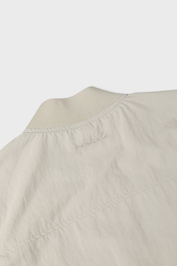 가볍고 부드러운 폴리에스터 소재의 라이트웨이트 블루종 점퍼입니다. 베이지 색상으로 어떤 옷에도 잘 어울리며, 간절기부터 겨울까지 활용 가능한 실용적인 아이템입니다. 베이직한 디자인에 베이스볼 카라, 측면 포켓, 골지 마감 디테일이 더해져 편안하면서도 스타일리시한 연출이 가능합니다.
