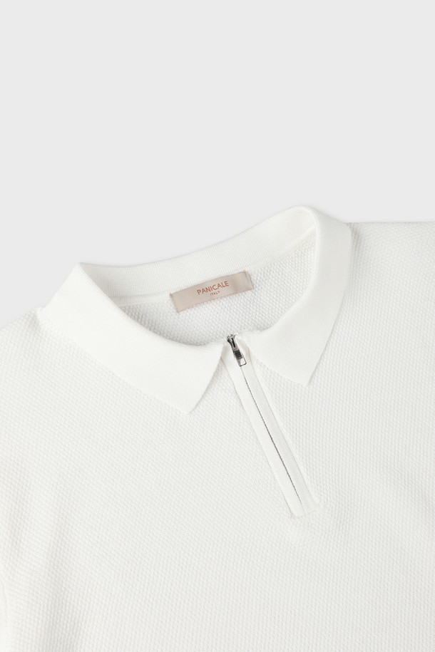 **반소매 집업 폴로 니트 M-QNIT10**

베이직하고 클래식한 스타일의 남성 반소매 집업 폴로 니트입니다. 가볍고 신축성이 좋은 비스코스, 폴리에스터 혼방 소재로 제작되어 여름과 간절기에 착용하기 좋습니다. 슬림핏으로 디자인되었으며, 부드러운 촉감과 골지 패턴이 특징입니다. 데이트룩, 비즈니스 캐주얼 등 다양한 TPO에 활용 가능하며, 단독 또는 이너 니트로도 활용할 수 있습니다. 카키, 베이지, 아이보리 세 가지 색상으로 출시되었습니다.
