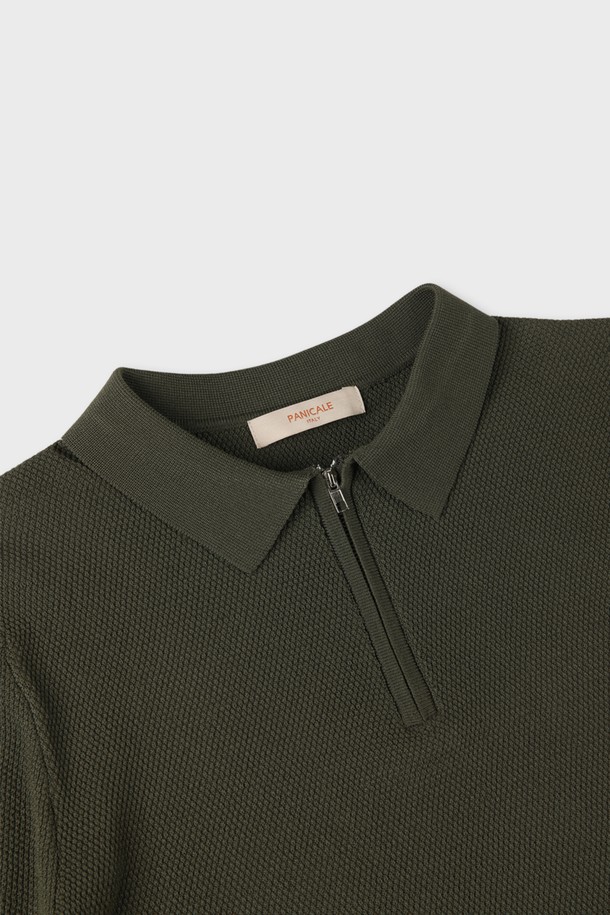 베이직한 디자인의 남성용 반소매 집업 폴로 니트입니다. 비스코스, 폴리에스터 혼방 소재로 제작되어 부드러운 촉감과 편안한 착용감을 선사합니다. 슬림핏으로 제작되었으며, 클래식한 카라 디자인과 골지 패턴이 특징입니다. 여름, 간절기에 데이트룩, 카페룩 등 다양한 TPO에 맞춰 스타일리시하게 연출할 수 있습니다. 단독 착용은 물론, 아우터 속 이너 니트로 활용하여 미니멀하고 캐주얼한 스타일을 완성할 수 있습니다. 컬러는 베이지, 카키, 아이보리 3가지로 만나보세요.
