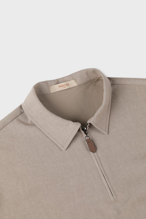 베이직하고 캐주얼한 스타일의 남성용 반집업 폴로 티셔츠 M-QTEE19입니다. 부드러운 촉감의 면, 폴리에스터, 스판 혼방 소재로 제작되어 여름과 간절기에 시원하고 편안하게 착용 가능합니다. 클래식한 카라 디자인과 뒷면 로고 프린팅이 돋보이며, 레귤러핏으로 제작되어 어떤 스타일에도 잘 어울립니다. 데이트룩, 카페룩 등 다양한 TPO에 활용할 수 있으며, 신축성이 좋아 활동성이 뛰어나고 몸에 달라붙지 않아 쾌적한 착용감을 선사합니다.
