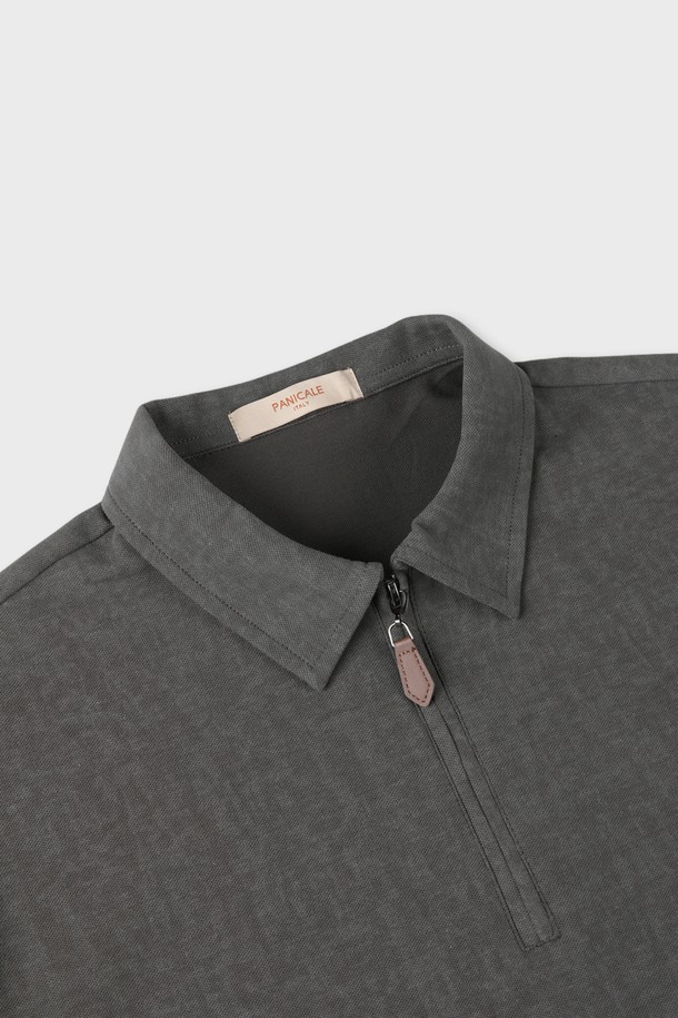 **반집업 폴로 티셔츠 M-QTEE19**

베이지, 블루, 화이트, 카키, 차콜 등 다채로운 컬러로 출시된 반집업 폴로 티셔츠입니다. 면, 폴리에스터, 스판 혼방 소재로 제작되어 부드러운 촉감과 편안한 착용감을 선사하며, 신축성 있는 소재로 활동성을 높였습니다. 레귤러핏에 반소매 디자인으로, 일상, 데이트, 동네 마실, 카페 등 다양한 TPO에 활용하기 좋습니다. 베이직하고 클래식한 스타일로, 미니멀, 캐주얼 룩을 즐겨 입는 분들께 추천합니다. 뒷면 로고 프린팅으로 포인트를 더했습니다.
