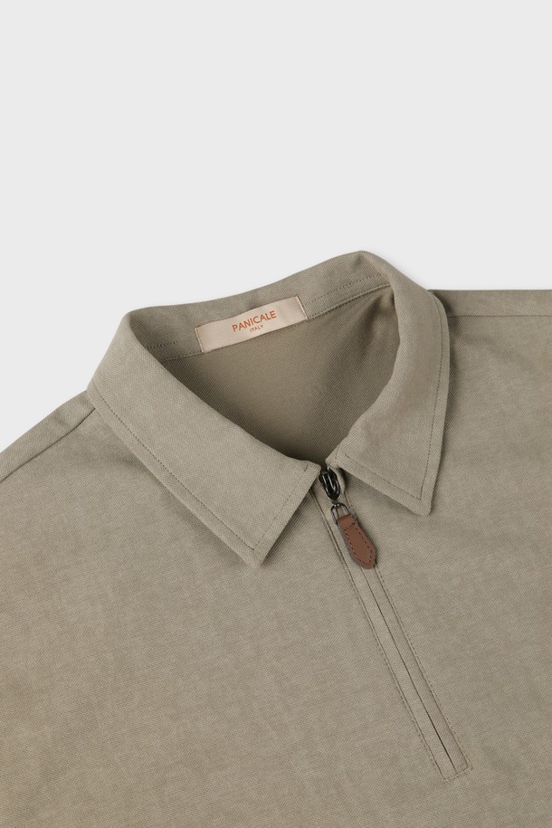 M-QTEE19 반집업 폴로 티셔츠는 베이직하고 클래식한 스타일을 선호하는 분들을 위한 상의입니다. 면, 폴리에스터, 스판 혼방 소재로 제작되어 부드러운 촉감과 신축성을 제공하며, 얇은 두께감으로 여름과 간절기에 시원하게 착용할 수 있습니다. 뒷면 로고 프린트가 돋보이며, 레귤러핏으로 편안한 착용감을 선사합니다. 데이트룩, 카페룩 등 다양한 TPO에 활용하기 좋으며, 미니멀하고 캐주얼한 스타일을 연출할 수 있습니다. 베이지, 블루, 화이트, 카키, 차콜 등 활용도 높은 5가지 컬러로 출시되었습니다.
