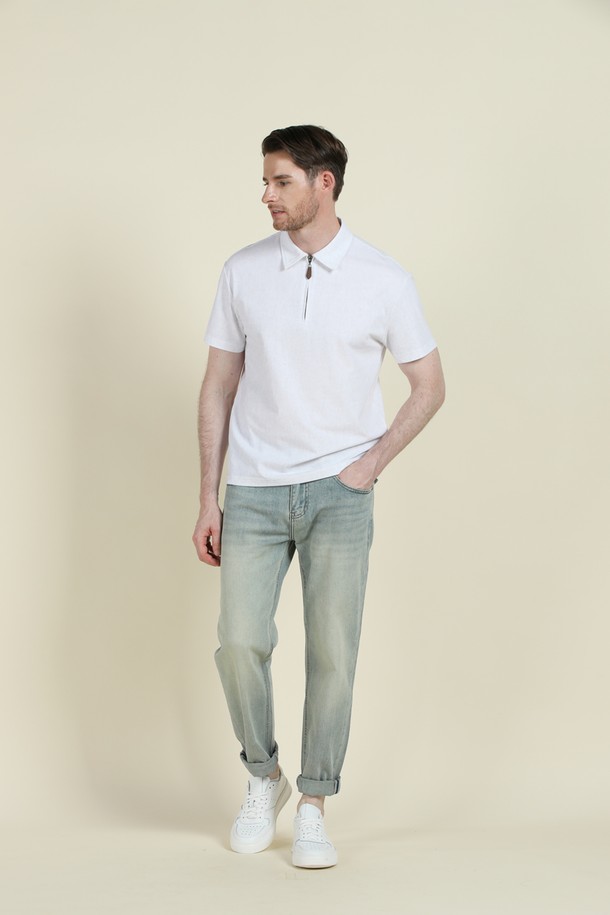 **반집업 폴로 티셔츠 M-QTEE19**는 남성용 반집업 폴로 티셔츠입니다. 베이지, 블루, 화이트, 카키 4가지 색상으로 출시되었으며, 데일리룩과 간절기, 여름철에 착용하기 좋습니다. 클래식하고 베이직한 스타일로, 레귤러 핏의 반소매 기장입니다. 면, 폴리에스터, 스판 혼방 소재로 제작되어 부드러운 촉감을 선사합니다. 클래식한 카라 디자인과 뒷면 로고 프린팅이 특징이며, 카페룩, 여행룩, 미니멀, 캐주얼 스타일을 연출하기에 적합합니다.
