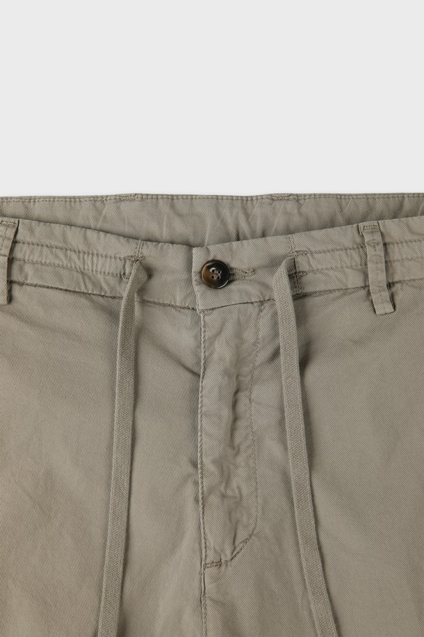 부드러운 면과 엘라스테인 혼방 소재의 남성용 드로우스트링 버뮤다 쇼츠입니다. 캐주얼한 무드의 베이직 디자인으로, 그레이와 카키브라운 두 가지 색상으로 출시되었습니다. 허리 부분 드로우스트링과 무릎 위 기장감, 앞뒤 포켓 디테일로 편안함과 실용성을 더했습니다.
