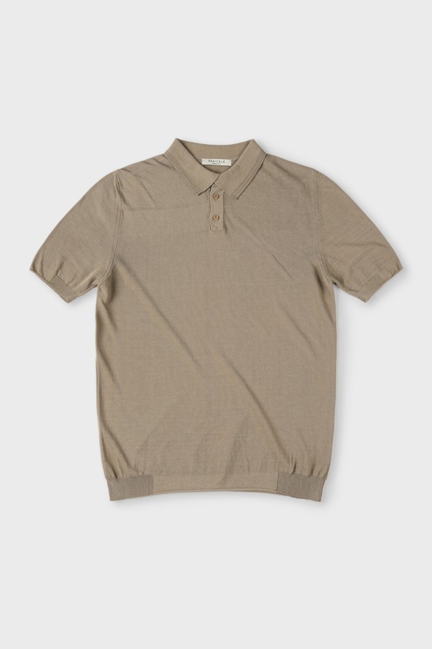 **헤링본 반소매 폴로 니트 F-QNIT01**은 부드러운 면 소재로 제작되어 편안한 착용감을 선사하며, 여름과 간절기에 활용하기 좋은 얇은 두께의 슬림핏 반소매 폴로 니트입니다. 네이비와 사비아 두 가지 색상으로 출시되었으며, 헤링본 패턴과 소매 및 밑단 시보리 & 데끼 마감 디테일이 클래식하면서도 캐주얼한 스타일을 연출합니다. 통기성이 뛰어나 단독으로 착용하거나 아우터 속 이너 니트로 활용하여 다양한 연출이 가능합니다.
