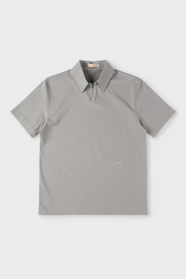 쿨에버 조니 칼라 폴로 셔츠 D-QTEE20는 남성용 폴로 셔츠로, 미니멀하고 베이직한 스타일을 추구합니다. 그레이 컬러에 반소매 기장과 레귤러핏, 슬림핏으로 폭넓은 핏을 제공하며, COOLEVER 기능성 원단과 흡습, 속건, 통기 기능을 갖춰 여름, 간절기, 겨울에도 쾌적하게 착용 가능합니다. 면, 폴리에스테르, 스판덱스 혼방 소재로 부드러운 촉감을 제공하며, 로고 자수 디테일이 특징입니다.
