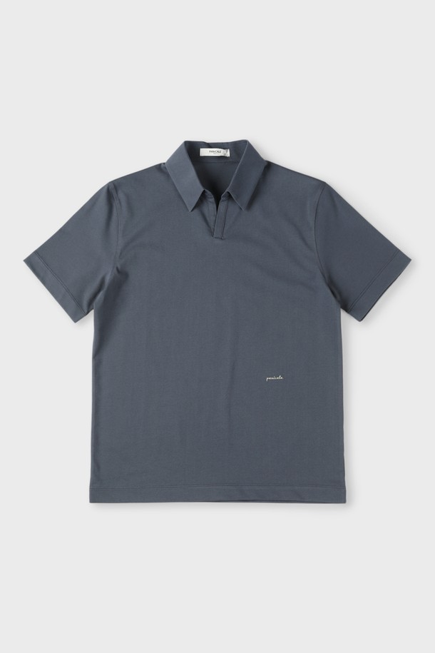 쿨에버 조니 칼라 폴로 셔츠 D-QTEE20는 여름, 간절기, 겨울까지 활용 가능한 베이직 스타일의 반소매 폴로 셔츠입니다. COOLEVER 기능성 원단을 사용하여 흡습, 속건, 통기, 경량 기능을 갖췄으며, 부드러운 촉감과 무지 디자인으로 편안한 착용감을 선사합니다. 슬림핏, 레귤러핏, 오버핏으로 다양한 핏을 선택할 수 있으며, 조니칼라 네크라인과 로고 자수 디테일이 돋보이는 제품입니다.
