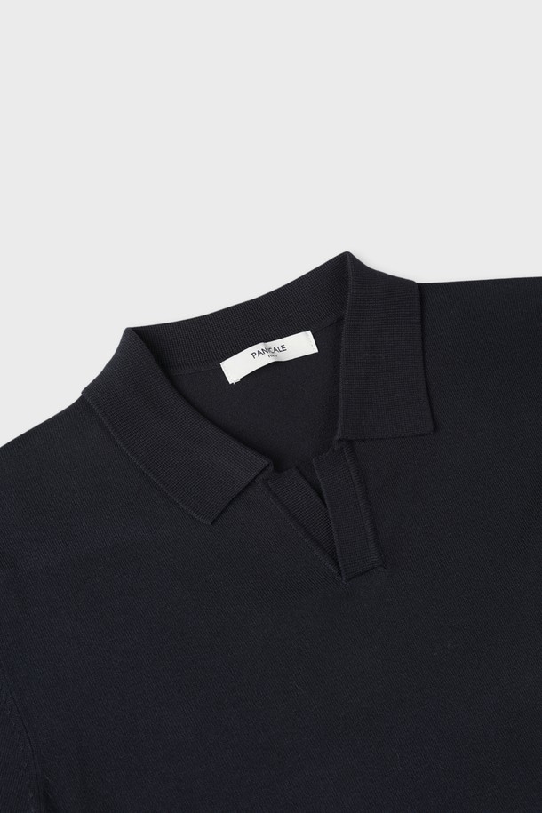 조니 칼라 폴로 니트 M-QNIT08은 미니멀하고 베이직한 스타일의 남성 여름 니트입니다. 부드러운 촉감의 비스코스, 폴리에스테르 혼방 소재로 제작되었으며, 슬림핏으로 시원하고 편안한 착용감을 선사합니다. 골지 패턴과 조니칼라 디자인이 특징이며, 반소매 기장으로 데이트룩, 카페룩 등 다양한 TPO에 활용할 수 있습니다. 버튼리스 디자인으로 깔끔하며, 단독 또는 아우터 이너로 활용 가능하여 활용도가 높습니다. 네이비, 블랙 두 가지 컬러로 출시되었습니다.
