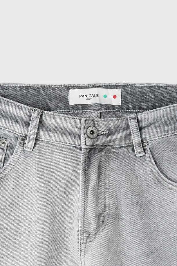 그레이 컬러의 라이트워시 데님 진 M-QJEAN07는 남성들을 위한 캐주얼 데님 팬츠입니다. 면, 폴리에스터, 스판덱스의 혼방으로 제작되어 부드러운 촉감과 뛰어난 착용감을 제공하며, 슬림핏과 레귤러핏으로 출시되어 다양한 스타일을 연출할 수 있습니다. 빈티지한 워싱과 디스트로이드 디테일, 5포켓 디자인이 특징이며, 스트레치 소재로 활동성을 높였습니다.
