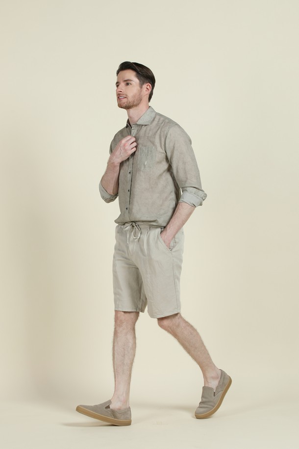 부드러운 텐셀과 리넨 혼방 소재로 제작된 남성 드로우스트링 쇼츠입니다. 카키와 그레이 두 가지 색상으로 만나볼 수 있으며, 허리 부분 드로우스트링과 슬림 또는 레귤러 핏으로 편안한 착용감을 제공합니다. 무릎 위 기장으로 시원하며, 뒷면 로고 자수와 뒷주머니 봉제 제거 가능한 디테일이 돋보이는 데일리 쇼츠입니다.
