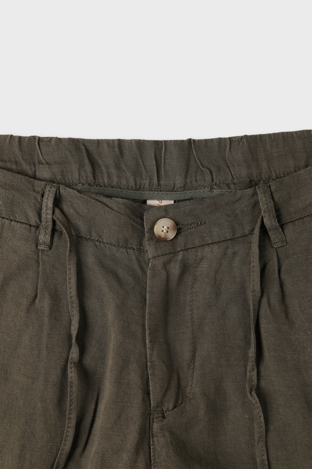 부드러운 린넨과 텐셀 혼방 소재로 제작된 남성 드로우스트링 쇼츠입니다. 카키 색상에 무지 디자인으로, 여름 및 간절기에 캐주얼하고 베이직한 스타일을 연출하기 좋습니다. 슬림핏, 레귤러핏, 릴렉스핏으로 편안함을 더했으며, 뒷면 로고 자수와 뒷주머니 봉제(제거 가능) 디테일이 특징입니다.
