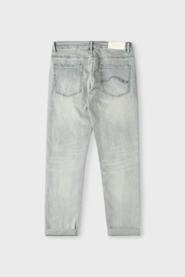 라이트블루 컬러의 남성용 데님 진으로, 캐주얼한 스타일을 연출하기에 좋습니다. 면, 폴리에스테르, 스판덱스의 혼방 소재로 제작되어 부드러운 촉감과 편안한 착용감을 제공하며, 은은한 워싱과 배색 자수 디테일이 돋보입니다. 레귤러핏과 스트레이트 핏으로 디자인되었으며, 5포켓 디자인과 간절기, 여름, 겨울 등 다양한 계절에 활용 가능한 실용적인 아이템입니다.
