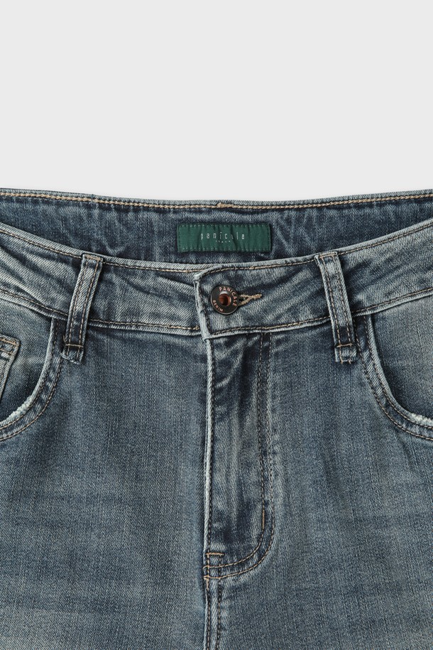 **디스트레스드 워싱 데님 진 M-QJEAN13**은 남성용 데님 진으로, 캐주얼한 스타일을 연출하기에 좋습니다. 부드러운 촉감의 면, 리오셀, 폴리에스터, 스판 혼방 소재에 은은한 워싱과 디스트레스드 디테일이 더해져 유니크한 디자인을 완성합니다. 슬림, 레귤러, 스트레이트 핏으로 다양한 체형에 맞춰 선택 가능하며, 5포켓 디자인으로 실용성을 더했습니다.
