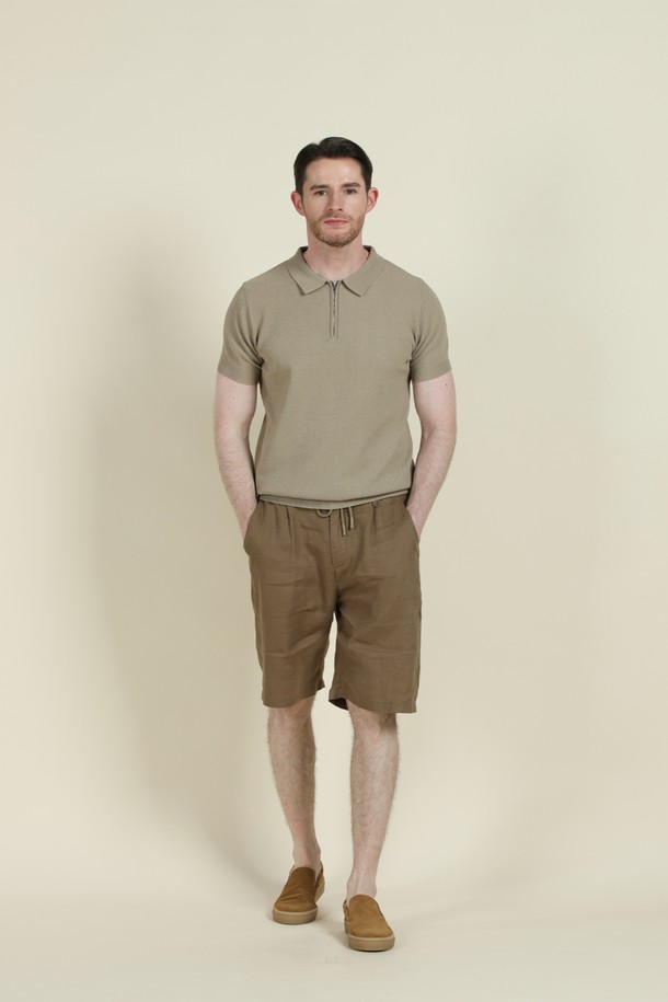 **드로우스트링 리넨 쇼츠 M-QCPT13**는 여름철 편안함과 스타일을 동시에 잡을 수 있는 남성용 반바지입니다. 블랙, 브라운, 차콜 세 가지 색상으로 출시되어 어떤 상의와도 쉽게 매치할 수 있습니다. 린넨 소재 특유의 자연스러운 촉감과 얇은 두께감으로 시원하게 착용 가능하며, 레귤러핏으로 편안한 착용감을 제공합니다. 드로우스트링과 하프 밴딩으로 허리 사이즈 조절이 용이하며, 앞뒤 포켓과 뒷주머니 봉제 제거 가능 디테일로 실용성을 더했습니다. 동네 마실룩, 휴가룩, 여행룩 등 다양한 상황에서 캐주얼하고 미니멀한 스타일을 연출해보세요.
