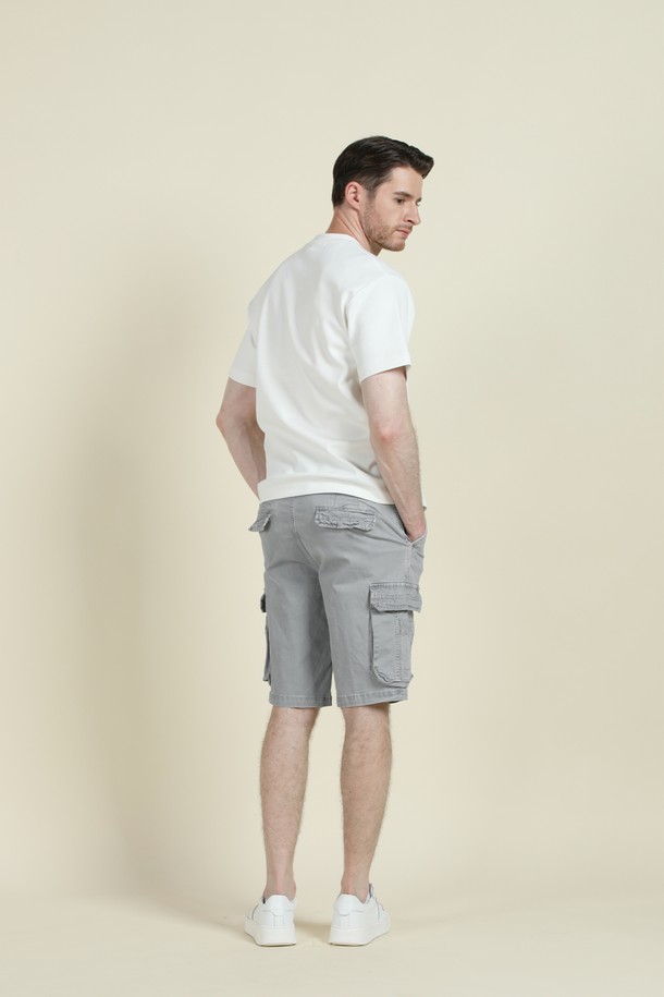 블랙과 화이트 색상으로 출시된 남성용 로고 반팔 티셔츠 M-QTEE22는 부드러운 촉감의 비스코스, 폴리에스터, 스판 혼방 소재로 제작되었습니다. 라운드넥 디자인에 앞면 로고 자수 포인트를 더했으며, 슬림핏, 레귤러핏, 오버핏까지 다양한 핏으로 출시되어 깔끔한 실루엣을 연출합니다. 여름과 간절기에 적합하며, 일상 및 캐주얼 스타일을 즐겨 입는 남성분들에게 추천하는 베이직한 반팔 티셔츠입니다.
