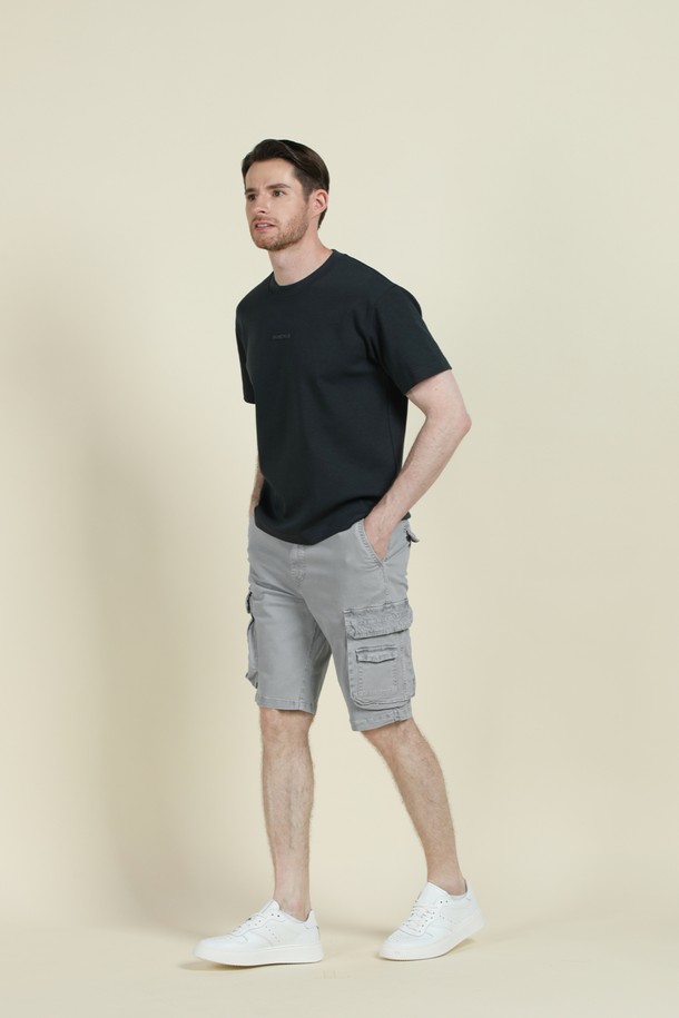 로고 반팔 티셔츠 M-QTEE23은 부드러운 촉감과 쾌적한 착용감을 선사하는 남녀 공용 상의입니다. 화이트와 차콜 두 가지 색상으로 출시되었으며, 여름과 간절기에 활용하기 좋은 베이직 스타일의 레귤러 핏 티셔츠입니다. 폴리에스터, 리오셀, 면, 스판 혼방 소재로 제작되어 신축성이 뛰어나 편안하게 활동할 수 있으며, 여유 있는 실루엣을 연출합니다.
