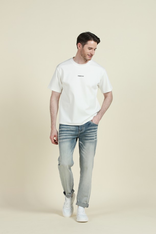 **로고 반팔 티셔츠 M-QTEE23**은 남성용 상의로, 부드러운 촉감과 쾌적한 착용감을 선사하는 반팔 티셔츠입니다. 화이트와 차콜 두 가지 색상으로 출시되었으며, 레귤러핏과 오버핏으로 편안하게 착용 가능합니다. 폴리에스터, 리오셀, 면, 스판 혼방 소재로 제작되어 신축성이 뛰어나 활동성이 좋고, 여름 및 간절기에 베이직하고 캐주얼한 스타일을 연출하기에 적합합니다.
