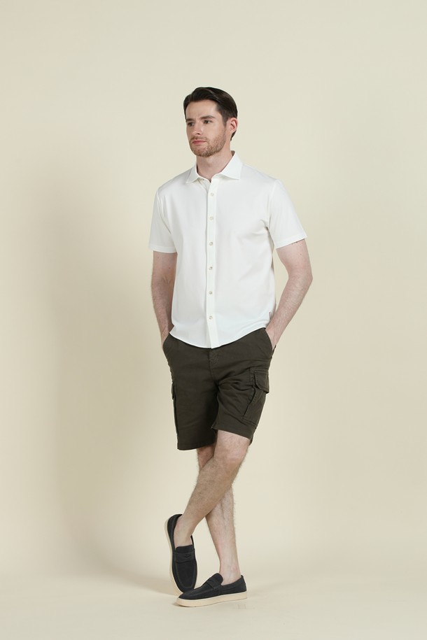 M-QCPT16 드로우스트링 카고 쇼츠는 여름철 캐주얼 스타일을 완성하는 남성용 반바지입니다. 베이지와 카키 두 가지 색상으로 출시되었으며, 면과 스판덱스 혼방 소재로 제작되어 부드러운 촉감과 편안한 착용감을 제공합니다. 레귤러핏으로 디자인되었으며, 허리 드로우스트링과 측면 카고 포켓, 뒷면 포켓 디테일이 특징입니다.
