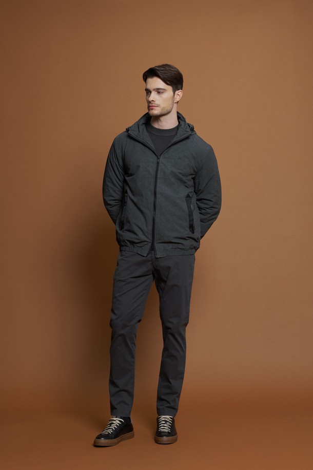 차콜과 네이비 두 가지 색상으로 만나볼 수 있는 스트라이프 밴딩 팬츠 M-QCPT17 입니다. 면과 스판 혼방 소재로 제작되어 부드러운 촉감과 편안한 착용감을 선사하며, 레귤러 슬림핏으로 깔끔한 핏을 연출합니다. 드로우스트링 허리 밴딩과 사이즈 조절 가능한 디자인으로 활동성을 높였으며, 캐주얼한 데일리룩, 동네 마실룩, 여행룩 등 다양한 TPO에 활용하기 좋습니다. 스트라이프 패턴과 포켓 디테일이 돋보이며, 간절기, 여름, 겨울 시즌에 두루 활용할 수 있어 실용적입니다.
