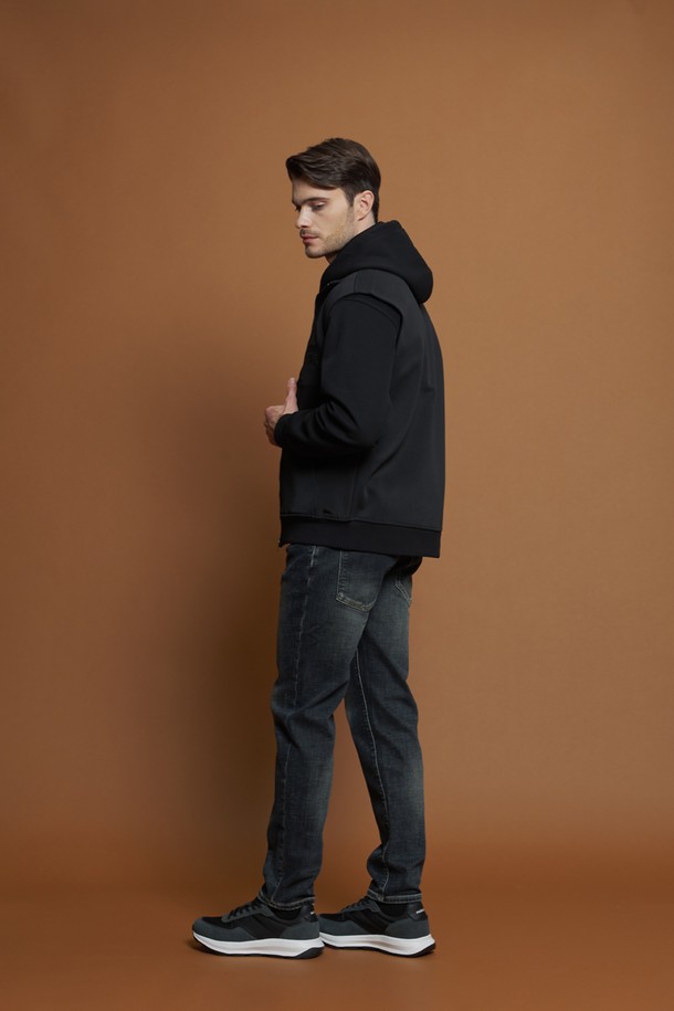 **로고 하이넥 베스트 M-QTEE53**은 부드러운 면과 폴리에스터 혼방 소재로 제작되어 편안한 착용감을 선사하는 남성용 베스트입니다. 간절기에 적합하며, 캐주얼 및 베이직 스타일로 다양한 룩에 활용하기 좋습니다. 하이넥 디자인과 가슴 부분의 로고 자수, 밑단 골지 마감, 포켓 디테일이 특징이며, 신축성이 있어 활동성 또한 보장합니다. 동네 마실룩이나 산책룩과 같은 일상적인 TPO에 미니멀한 스타일을 더해 세련된 분위기를 연출해보세요.
