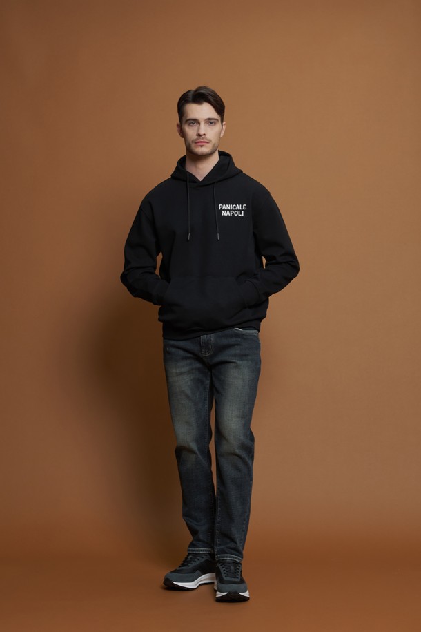 레귤러핏 로고 후드 티셔츠 M-QTEE51은 남성용 후드 티셔츠입니다. 부드러운 촉감의 면, 폴리에스터 혼방 소재로 제작되었으며, 간절기에 착용하기 좋습니다. 블랙 컬러에 가슴 로고 자수 디테일이 돋보이며, 캐주얼 및 베이직 스타일을 연출하기 용이합니다. 일상생활과 여행 시 편안하게 착용할 수 있으며, 후드 조임끈과 앞면 포켓으로 실용성을 더했습니다. 레귤러핏으로 편안한 착용감을 선사합니다.
