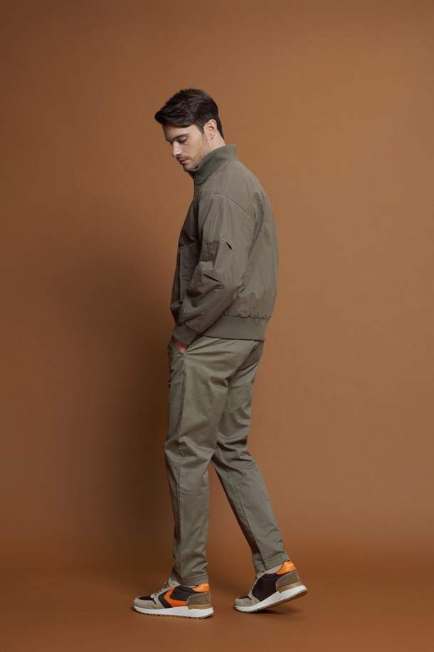 레귤러 슬림 핏 코튼 팬츠 M-QCPT50은 남성용 코튼 팬츠입니다. 차콜, 블랙, 그레이 베이지, 카키 4가지 색상으로 출시되었으며, 데일리 및 캐주얼 스타일링에 적합합니다. 봄, 가을, 겨울 간절기까지 폭넓게 활용 가능하며, 면과 스판덱스 혼방 소재로 부드러운 촉감을 선사합니다. 슬림 핏과 레귤러 핏, 스트레이트 핏으로 출시되어 원하는 핏을 선택할 수 있으며, 뒷면 로고 패치와 앞, 뒤 포켓으로 실용성을 더했습니다. 출근룩으로도 손색없는 미니멀하고 클래식한 디자인의 코튼 팬츠입니다.
