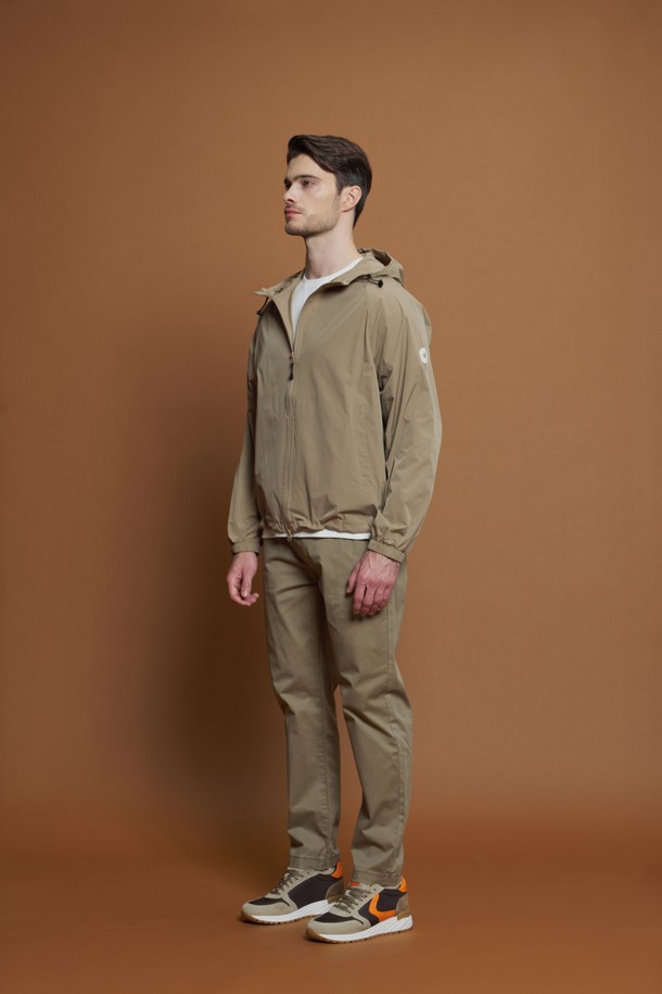 가볍고 편안한 착용감의 남성용 라이트 후드 윈드브레이커 M-QCJP63입니다. 베이지, 블랙, 그레이 3가지 색상으로 출시되어 일상 및 우천 시에도 활용도가 높습니다. 봄, 가을 간절기에 적합하며, 방수 기능성 원단과 후드 디자인으로 실용성을 더했습니다. 슬림핏과 레귤러핏으로 출시되어 취향에 맞게 선택 가능하며, 소매 로고 디테일과 후드 및 밑단 조임끈이 스포티하면서도 캐주얼한 스타일을 연출합니다. 가볍고 경량 소재로 제작되어 동네 마실룩, 여행룩, 산책룩 등 다양한 TPO에 매치하기 좋습니다.
