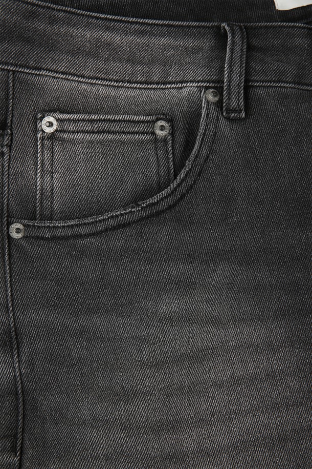 빈티지 워싱 데님 팬츠 M-QJEAN06는 남성용 데님 팬츠입니다. 그레이 컬러에 빈티지하고 캐주얼한 스타일을 더했으며, 여름, 간절기, 겨울까지 폭넓게 활용할 수 있습니다. 면, 폴리에스테르, 비스코스, 스판 혼방 소재로 제작되어 부드러운 촉감과 편안한 착용감을 제공합니다. 레귤러 슬림핏으로 제작되었으며, 5포켓 디자인에 밑단 디스트레스드 처리로 포인트를 더했습니다. 스트레치성이 뛰어나 활동성이 좋고, 캐주얼, 미니멀 스타일을 즐겨 입는 분들께 추천합니다.
