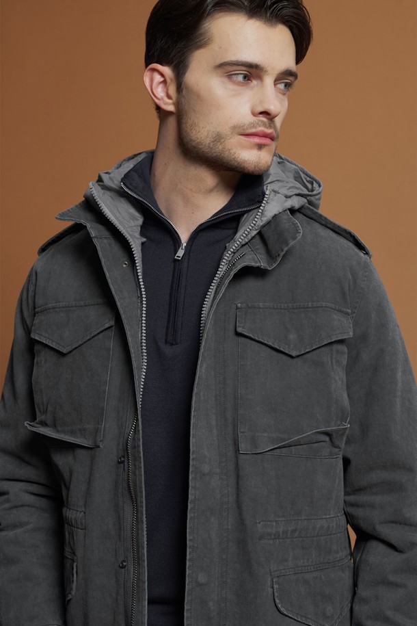 **디테처블 후드 재킷 M-GCJP69**

남성용 디테처블 후드 재킷입니다. 차콜 색상의 무지 패턴으로, 가을과 겨울에 착용하기 좋은 두꺼운 두께감의 점퍼입니다. 캐주얼, 베이직 스타일로 일상, 산책, 여행 등 다양한 TPO에 활용할 수 있습니다. 탈부착 가능한 후드와 킬팅 안감, 플랩 포켓, 어깨 견장 디테일이 특징이며, 투웨이 지퍼와 레귤러핏으로 편안함을 더했습니다. 면, 나일론, 폴리에스테르 혼방 소재로 제작되어 내구성과 유연성이 뛰어나며, 우수한 보온성과 가벼운 착용감을 제공합니다.
