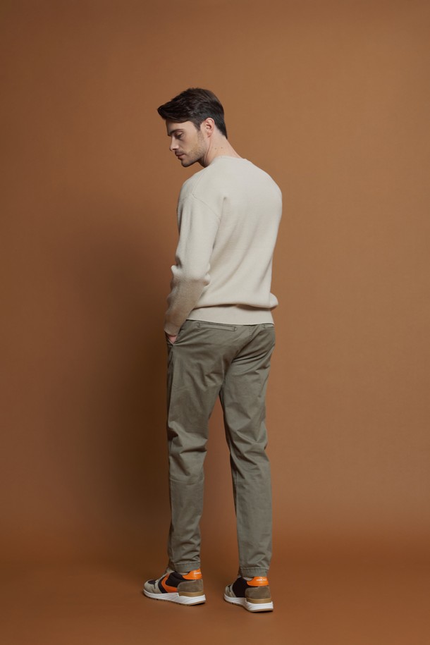 **울혼방 배색 포켓 니트 M-QNIT56**은 간절기에 활용하기 좋은 남성용 니트/스웨터입니다. 부드러운 촉감과 중간 두께감으로 편안하게 착용 가능하며, 데일리룩 또는 이너로 활용하기 좋습니다. 베이직하고 캐주얼한 스타일로, 동네 마실룩이나 카페룩에 잘 어울립니다. 레귤러핏에 레귤러 기장이며, 크루넥 디자인과 긴소매로 제작되었습니다. 무지 패턴에 배색 디테일과 포켓으로 포인트를 더한, 캐주얼하면서도 미니멀한 스타일의 니트입니다.
