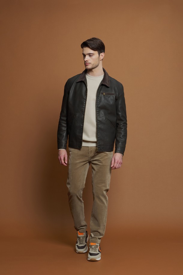 베이직하고 캐주얼한 스타일의 남성 울혼방 와플 라운드 니트 M-QNIT55입니다. 간절기에 적합한 두께감으로, 데일리, 캐주얼, 이너용으로 활용도가 높습니다. 부드러운 촉감과 탄탄한 질감의 폴리에스터, 아크릴, 나일론, 리오셀, 울 혼방 소재로 제작되었습니다. 라운드넥 디자인에 긴 소매, 레귤러핏으로 제작되었으며, 가슴 부분의 포켓과 골지 디테일이 특징입니다.
