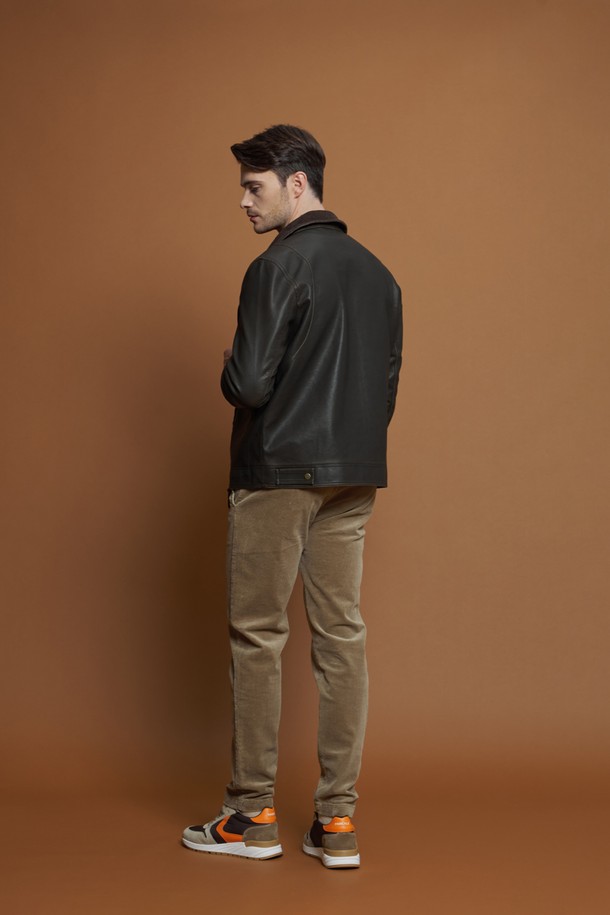 피유 레더 빈티지 점퍼 M-QPJP50은 남성용 아우터 점퍼입니다. 브라운 컬러의 무지 디자인으로, 봄, 가을에 착용하기 좋은 두꺼운 두께감의 제품입니다. 코듀로이 카라 디테일과 사이드 포켓, 플리스 안감으로 빈티지하면서도 캐주얼한 스타일을 연출합니다. 슬림핏으로 제작되었으며, 부드러운 촉감의 폴리에스테르와 폴리우레탄 혼방 소재를 사용하여 편안함을 제공합니다. 집업 스타일의 긴소매 점퍼로, 가을 나들이룩이나 겨울 데일리룩에 활용하기 좋습니다.
