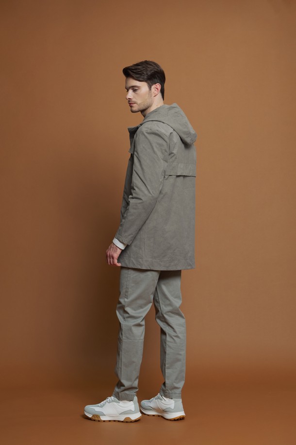 **절개라인 후드 점퍼 M-QCJP56**은 남성용 간절기 점퍼입니다. 캐주얼하고 세련된 스타일을 연출하며, 산책룩이나 가을 나들이룩에 적합합니다. 가볍고 부드러운 폴리에스터 소재로 제작되었으며, 얇은 두께감으로 편안한 착용감을 제공합니다. 사선 절개 패턴이 돋보이는 레귤러핏 후드 점퍼로, 지퍼 여밈 방식과 긴 소매 기장으로 디자인되었습니다. 미니멀하고 시티보이 스타일을 선호하는 분들께 추천합니다.
