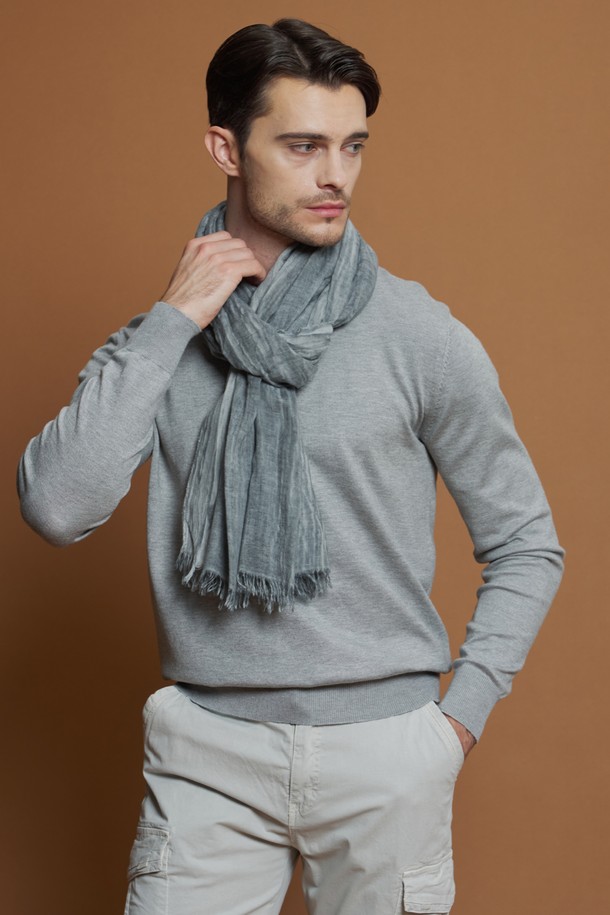 남성용 비스코스 혼방 라운드 니트 M-QNIT51입니다. 부드러운 촉감과 슬림핏으로 제작되어 데일리룩, 출근룩, 겨울 데일리룩 등 다양한 TPO에 활용하기 좋습니다. 베이직, 캐주얼, 미니멀, 클래식 스타일을 아우르며, 라운드넥과 긴소매 디자인으로 어떤 옷에도 쉽게 매치할 수 있습니다. 비스코스, 폴리에스터 혼방 소재에 골지 패턴과 신축성, 단정한 실루엣을 더해 편안하면서도 세련된 룩을 연출합니다. 블랙, 다크그레이, 라이트그레이, 네이비, 화이트 등 5가지 색상으로 출시되어 폭넓은 선택이 가능합니다.
