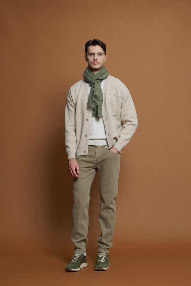 비스코스 혼방 라운드 니트 M-QNIT51은 남성용 니트/스웨터로, 데일리 및 캐주얼 스타일을 위한 필수 아이템입니다. 부드러운 촉감의 비스코스와 폴리에스터 혼방 소재로 제작되어 여름, 간절기, 겨울까지 활용 가능하며, 슬림핏에 라운드넥 디자인으로 안정적인 실루엣을 연출합니다. 블랙, 다크그레이, 라이트그레이, 네이비, 화이트 등 기본 컬러로 출시되어 출근룩을 포함한 다양한 스타일에 매치하기 좋습니다. 골지 패턴과 긴소매 디자인으로, 간절기에는 단독으로, 겨울에는 이너웨어로 활용하여 스타일리시함을 더할 수 있습니다. 신축성이 좋아 편안한 착용감을 선사합니다.
