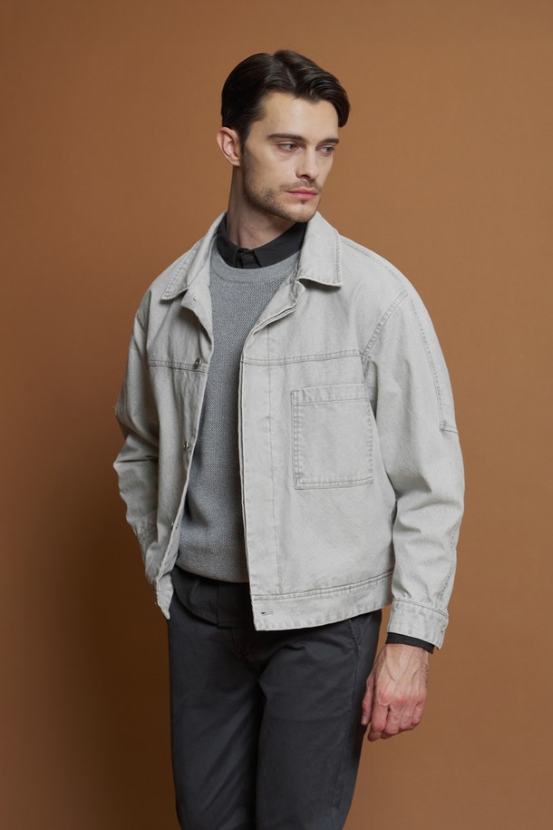 면혼방 와플 니트 베스트 M-QNIT60은 간절기에 어울리는 남성용 베스트입니다. 카키와 그레이 두 가지 색상으로 출시되었으며, 베이직하고 캐주얼한 스타일을 연출합니다. 부드러운 촉감의 면과 폴리에스터 혼방 소재로 제작되어 편안하게 착용할 수 있으며, 슬림핏 라운드넥 디자인으로 제작되었습니다. 와플 패턴이 돋보이며, 민소매 기장과 중간 두께감으로 제작되어 다양한 레이어드 스타일링이 가능합니다. 동네 마실룩이나 카페룩에 활용하기 좋으며, 캐주얼, 미니멀, 클래식 스타일을 즐겨 입는 분들께 추천합니다.
